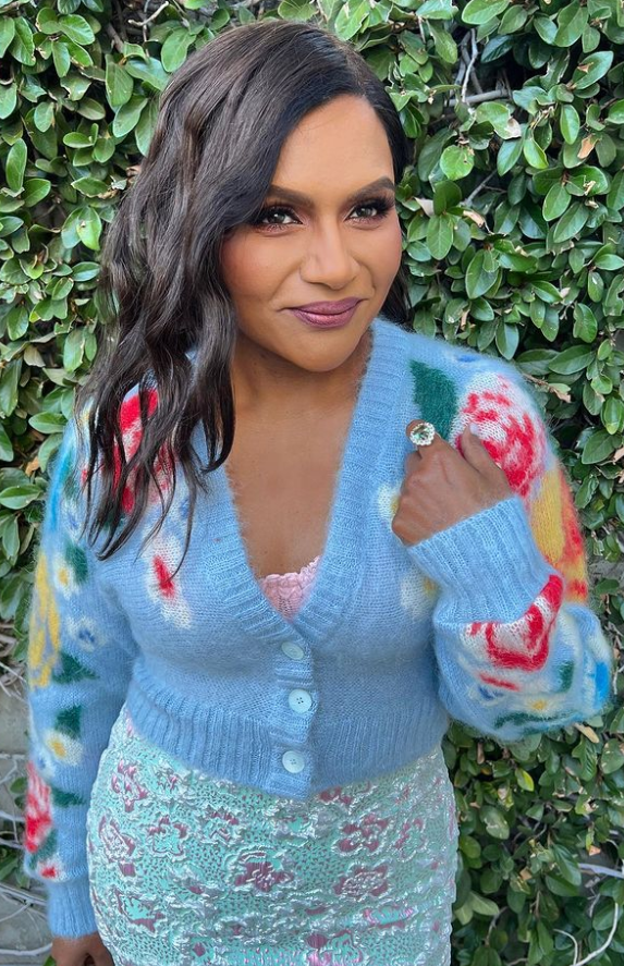 Who made Mindy Kaling's blue floral skirt, jewelry, and cardigan sweater? –  OutfitID
