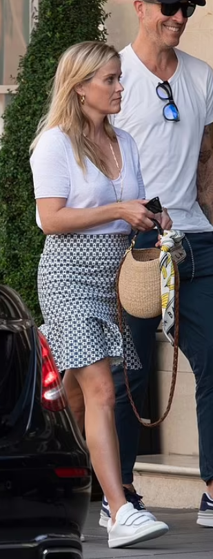 Who made Reese Witherspoon's blue skirt, white velcro sneakers, and beige  handbag? – OutfitID