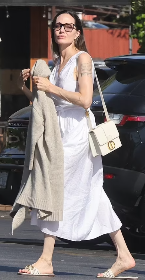 Who made Angelina Jolie's beige coat and print handbag? – OutfitID