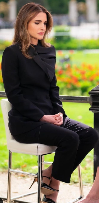Who made Queen Rania of Jordan's black blazer and pumps? – OutfitID