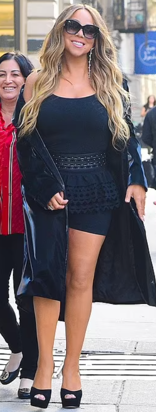 Mariah Carey's Fashion on X: Mariah Carey wearing Louis Vuitton Cyclone  Sunglasses ($650) & Gucci leather gloves ($620) in Aspen (2022)   / X