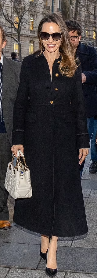 Who made Angelina Jolie's beige coat and print handbag? – OutfitID